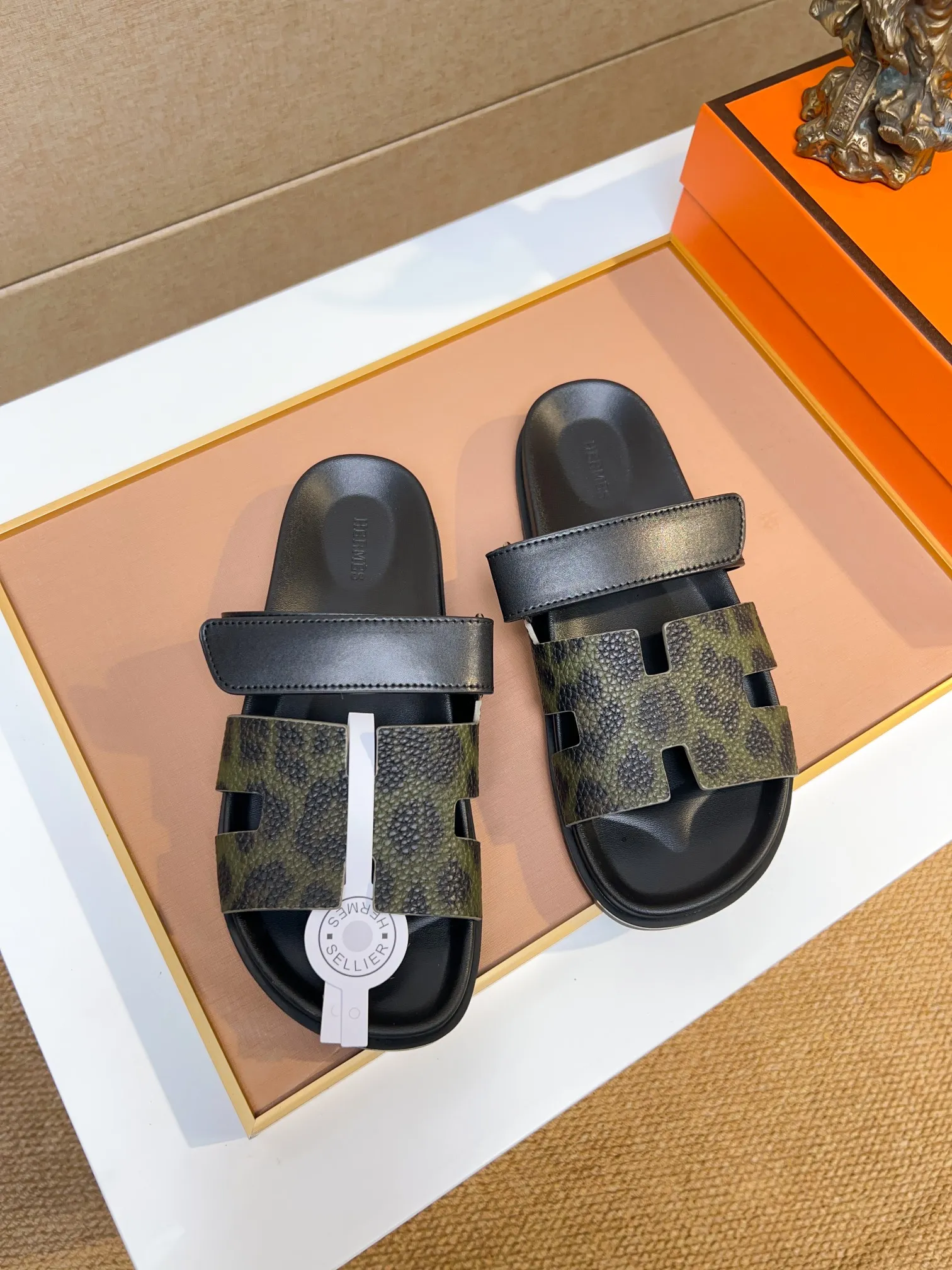 Men's clothing and shoes 💰340 💅💅💅 new arrival. Hermes Hermes official website latest counter synchronized new oran color leather H slippers, the original Paris version flew back to the original model and opened the mold to make it perfectly🍌The highest quality Sincerity, you can enter and leave the counter at will [Deyi] The upper is made of original customized  colored palm prints, crocodile print, ostrich print, colored cow leather, colored cow suede, 🤔 horse hair, 🥳 colored diamonds, 🥰 3D printing, and other genuine leather slippers, imported cow pattern foot pad lining, Italian  latest original genuine leather combination outsole Code number: 38-48 (customized at 46.47.48) Can be made into picture combination sole with genuine leather pattern and ordinary molded outsole
